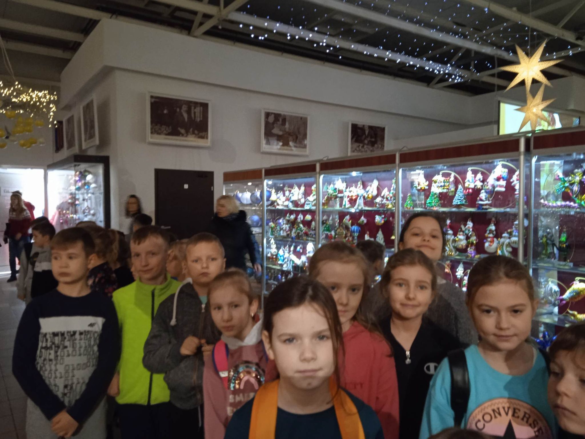 W Muzeum Bombki Choinkowej - przy eksponatach