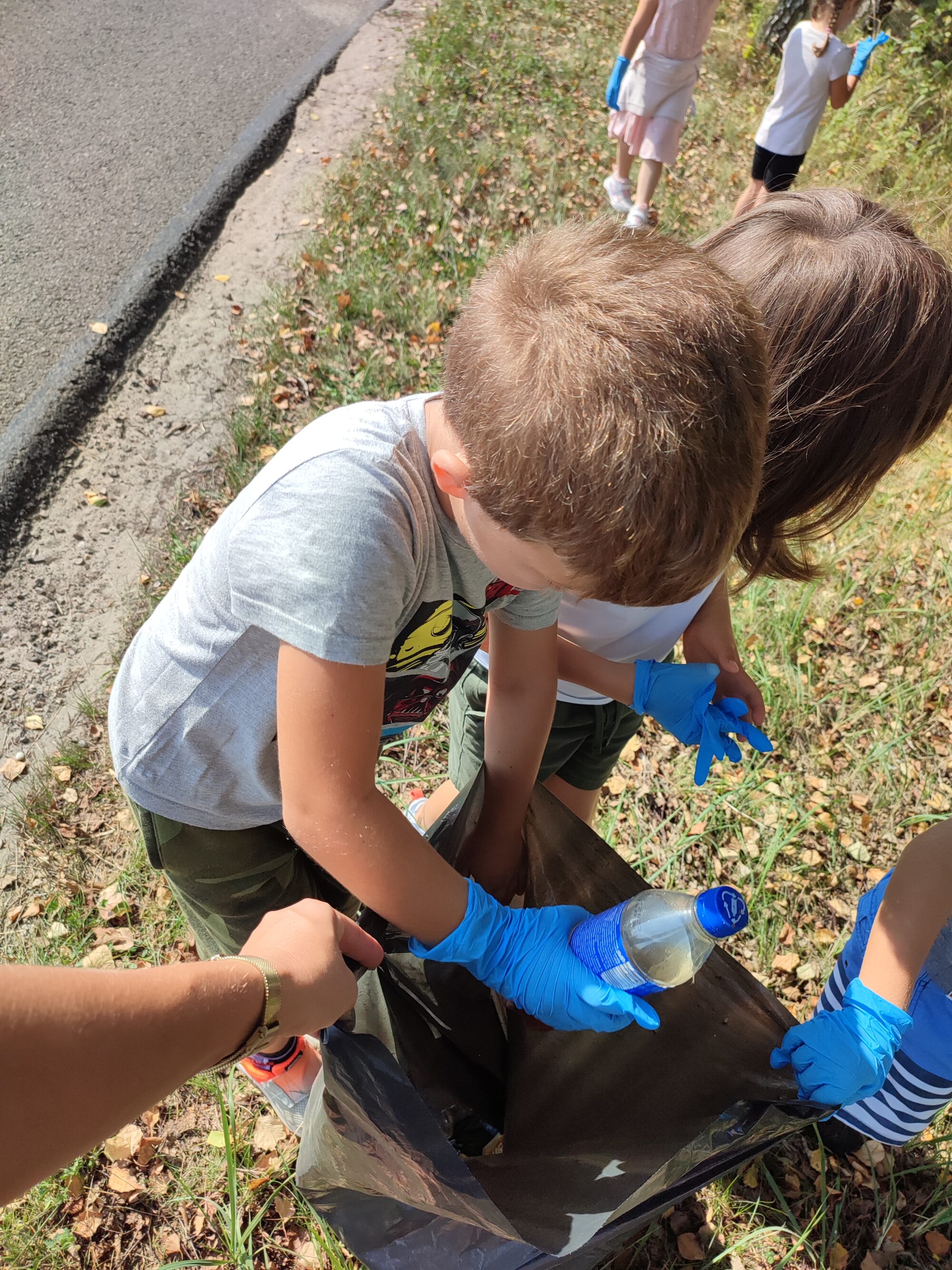 Uczniowie sprzątają świat