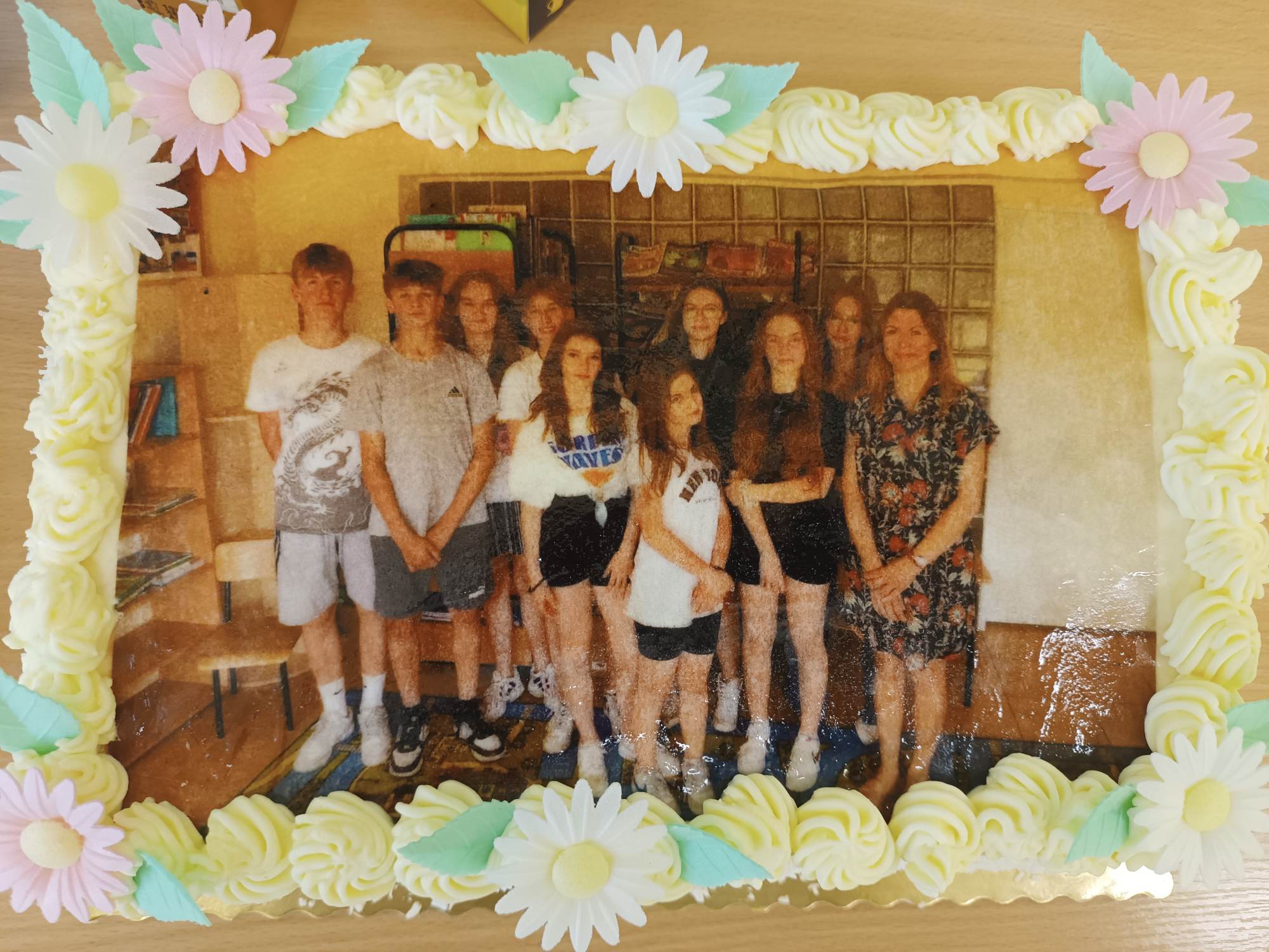 Tort ze zdjęciem uczniów klasy 8